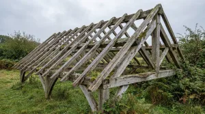 découvrez combien de temps une charpente peut être laissée à l'extérieur sans risque d'endommagement et les précautions à prendre pour la protéger efficacement.